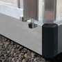 Detailaufnahme: Silbernes Palram Canopia Hybrid Gewächshaus, Ecke mit Aluminiumrahmen und schwarzem Eckverbinder.
