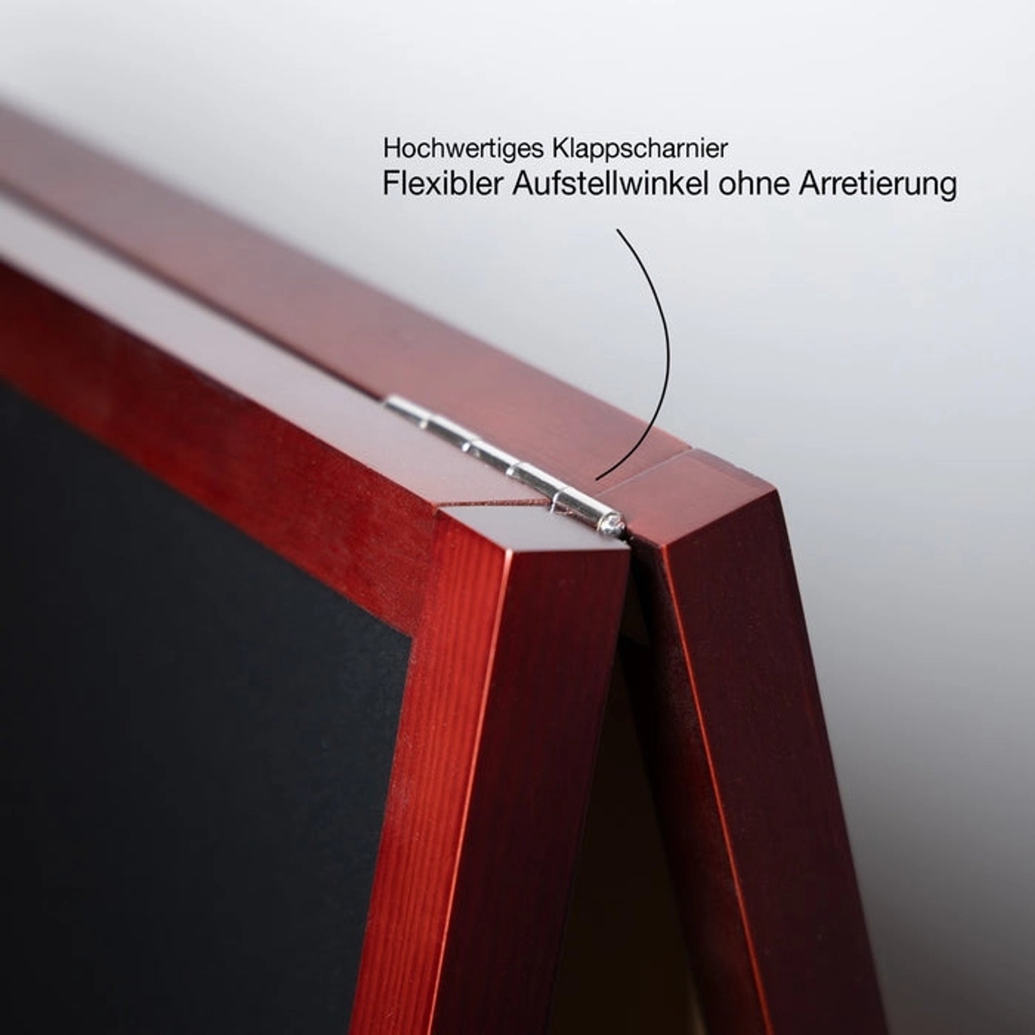 Detailaufnahme: Braun gerahmte KARAT Kreidetafel Kundenstopper mit Scharnier.