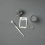 Rust-Oleum Kreidefarbe Anthrazit mit Pinsel, Farbmuster und Stein auf grauem Grund.