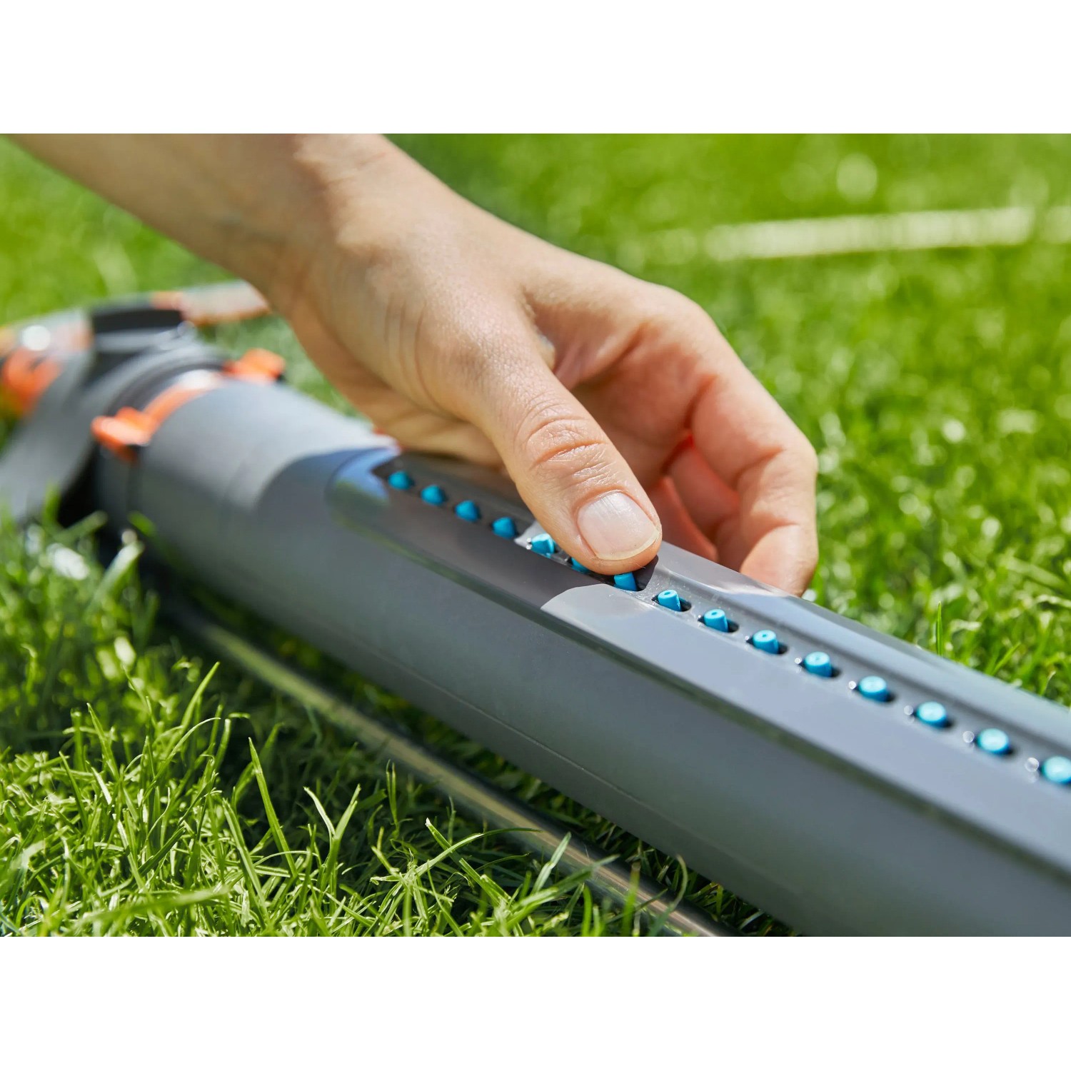 Gardena AquaZoom L Viereckregner in Benutzung auf Rasen, Detailaufnahme der Düsen.