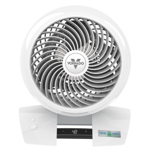Weißer VORNADO Energy Smart Bodenventilator 5303 DC mit digitaler Anzeige.
