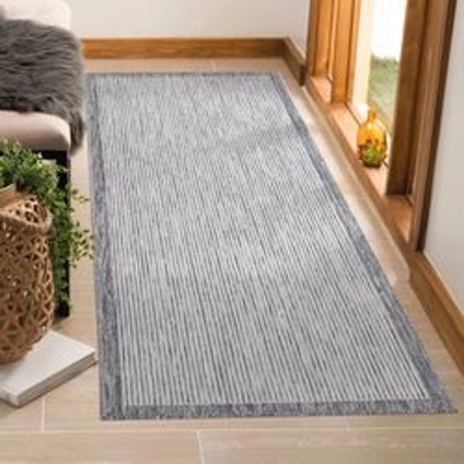 Grauer payé Outdoor Teppich Sommer 70, 80x150 cm mit Karo-Gitter-Muster.