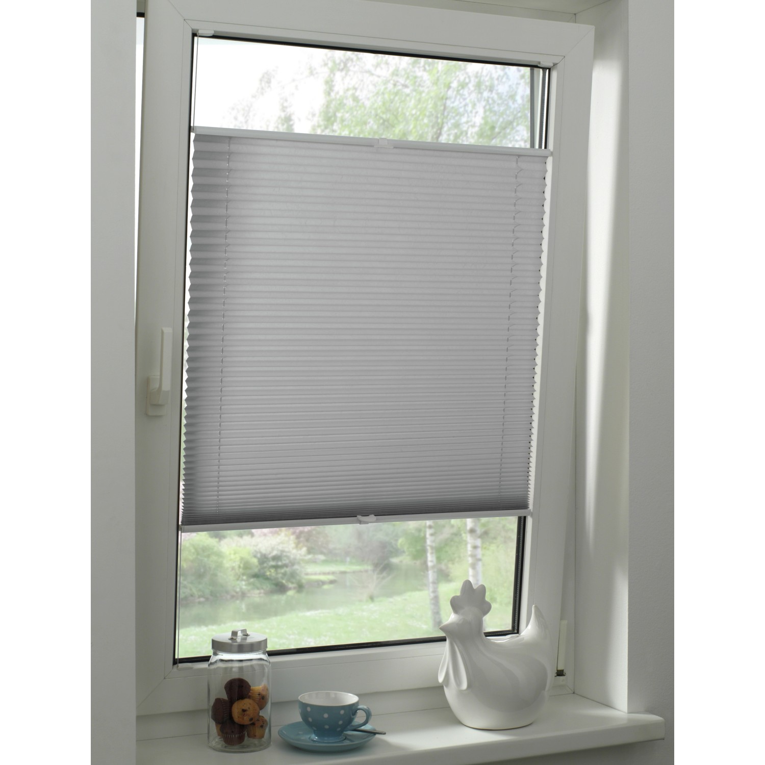 Graues Gardinia Plissee Concept Tageslicht am Fenster, flexibel verstellbar.