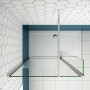 Walk-In Dusche mit satiniertem Glas, Streifen, Flipper und verchromtem Rahmen, von oben im Bad.