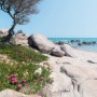 Vlies Fototapete Mediterrane Träume: Küstenlandschaft mit Felsen, Strand und Meer.