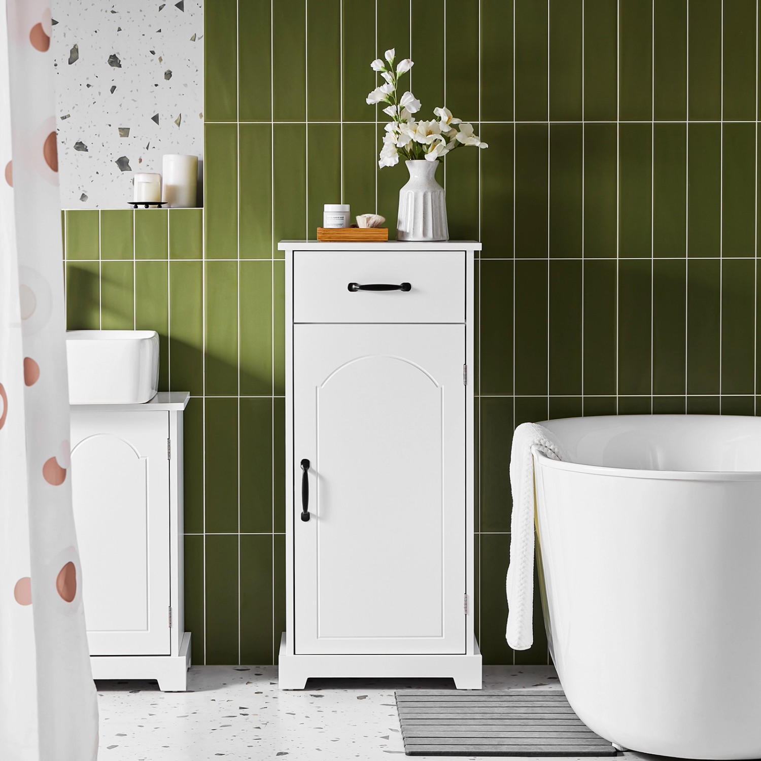 Weißer SoBuy Badezimmerschrank (BZR207-W) mit Schublade und Tür im Bad.