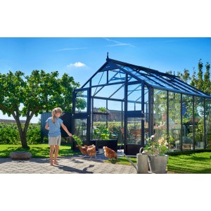 Juliana Gewächshaus Premium 10 Anthrazit mit Kind, Hühnern und Pflanzen im Garten.