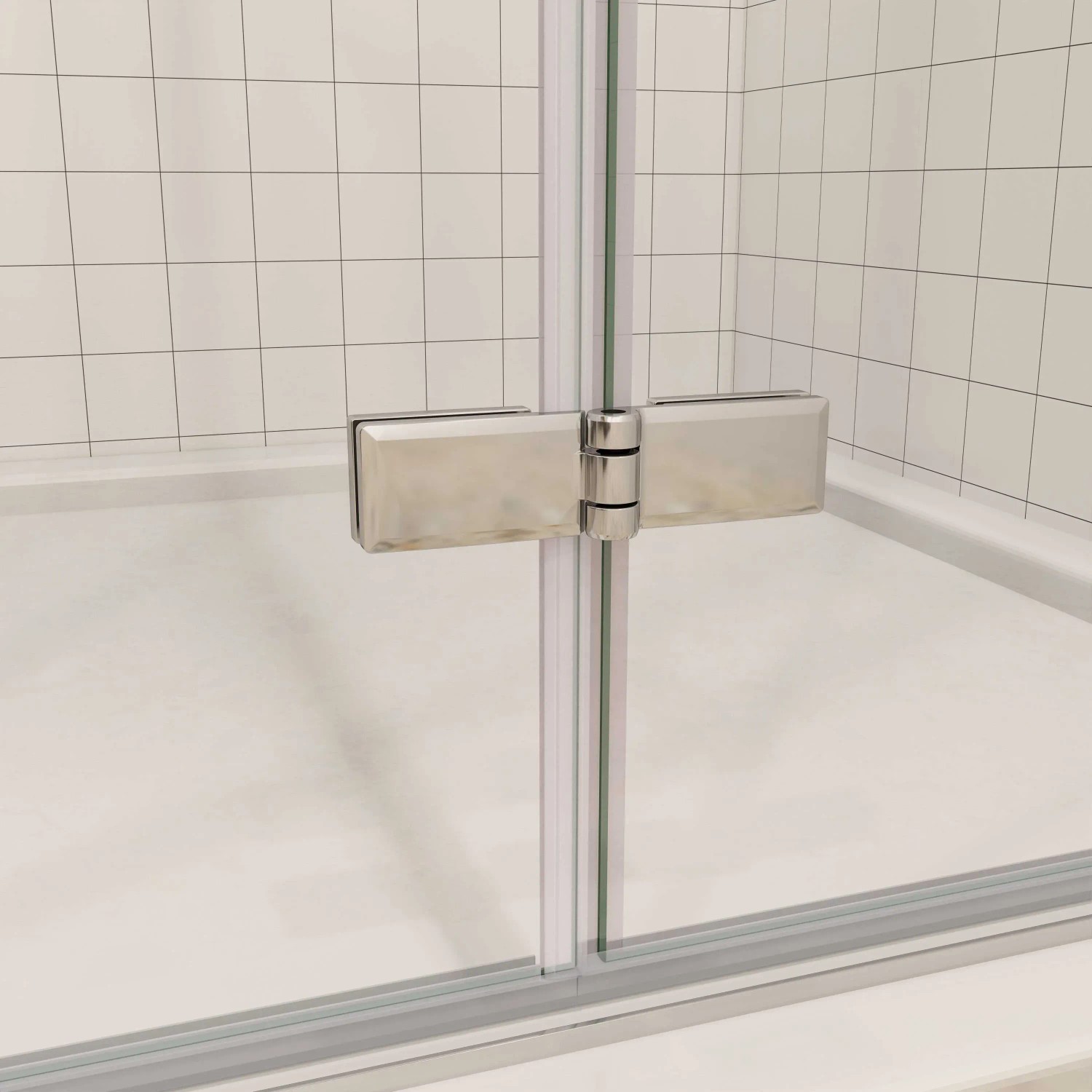 Detailaufnahme: AICA Falttür Duschkabine mit Chrom-Beschlägen und ESG-Glas. Eckdusche.