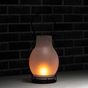 Weiße Solar-Laterne Bogota mit Flammeneffekt und Sensor für stimmungsvolle Beleuchtung im Garten.