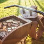 Motorrad Grillstelle im Rost-Design mit Grillgut auf dem Rost. Ein Hingucker für Garten und Terrasse.