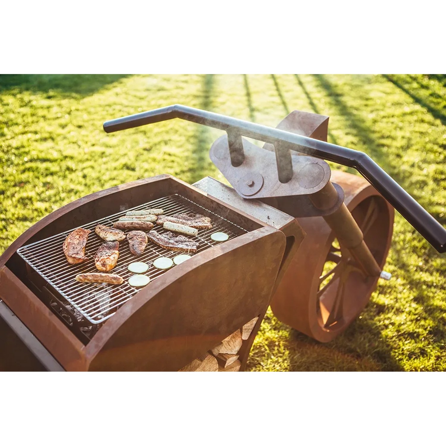 Motorrad Grillstelle im Rost-Design mit Grillgut auf dem Rost. Ein Hingucker für Garten und Terrasse.