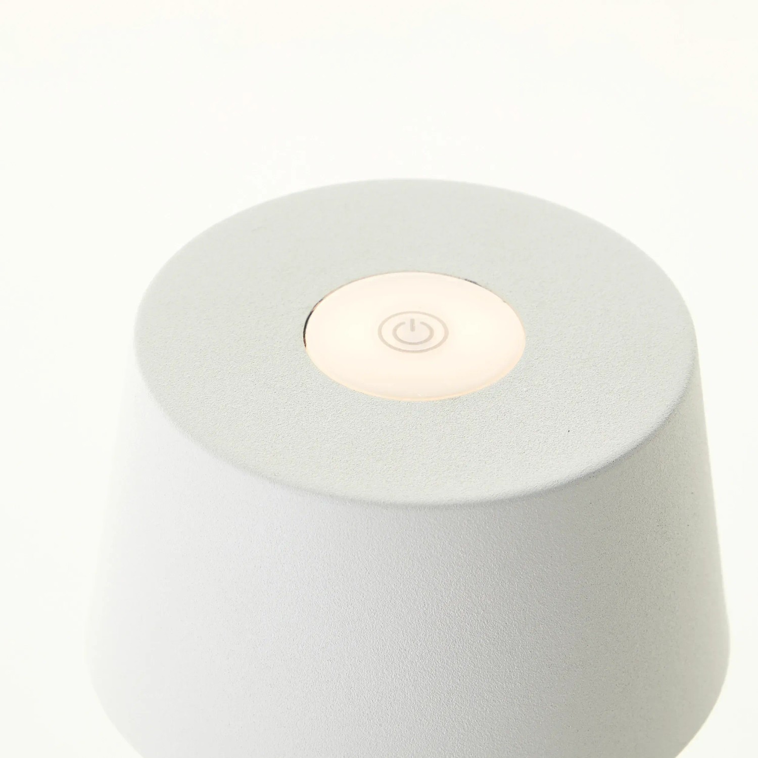 Weiße Akku-Tischleuchte Jona von Brilliant, 25 cm, für Innen & Außen mit Touchdimmer.