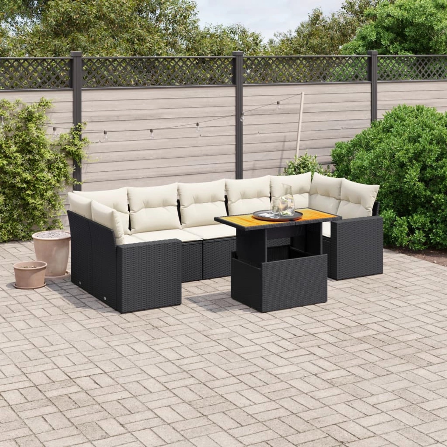Schwarze 8-tlg. vidaXL Garten-Sofagarnitur aus Rattan mit cremeweißen Kissen und Tisch.