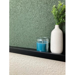 Floxxan Baumwollputz Colorado 153, dunkel khaki, mit Deko-Elementen auf Ablage.