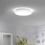 Weiße LED-Deckenleuchte Jupiter, Ø 44 cm, mit Sternenhimmel-Effekt, montiert an der Decke.