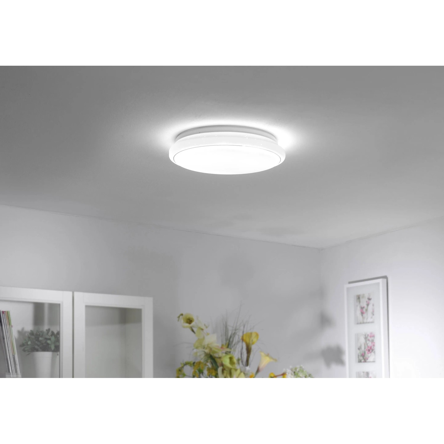Weiße LED-Deckenleuchte Jupiter, Ø 44 cm, mit Sternenhimmel-Effekt, montiert an der Decke.
