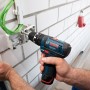 Bosch Professional Akku-Bohrschrauber GSR 12V-15 beim Schrauben in eine Wand.