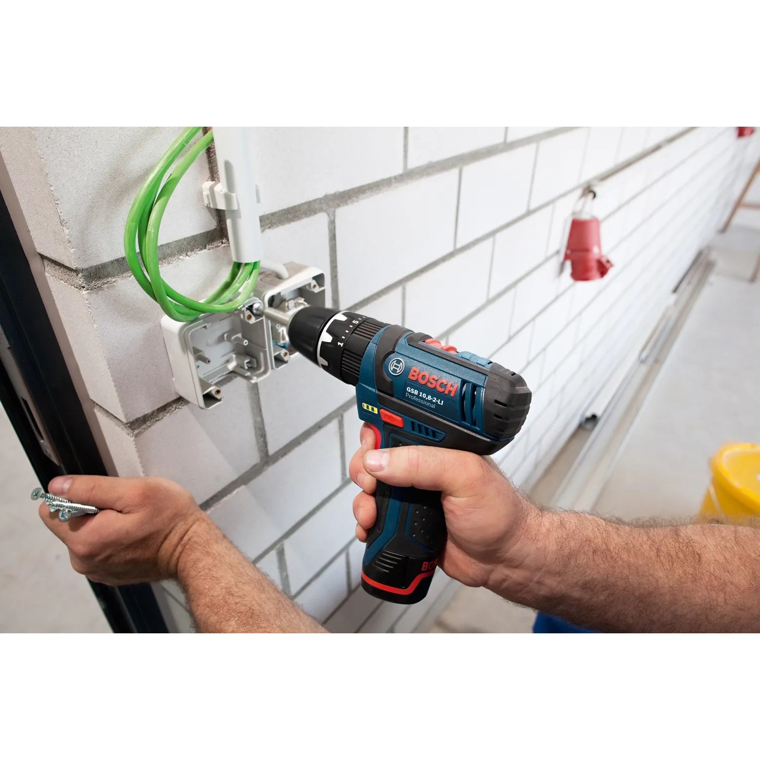 Bosch Professional Akku-Bohrschrauber GSR 12V-15 beim Schrauben in eine Wand.