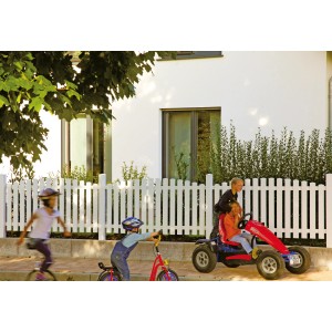 Weißer T&J Vorgartenzaun Hochbogen Lightline (180x80/90cm) vor einem Haus mit spielenden Kindern.