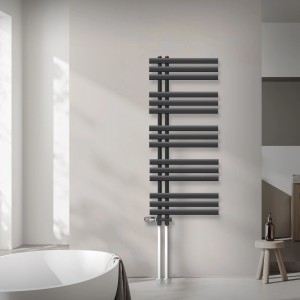 Anthrazitfarbener LuxeBath Badheizkörper Iron 500x1200 mm mit Thermostat und Bodenanschluss im modernen Bad.