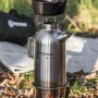 Petromax Feuerkanne Edelstahl 0,75 l mit Topf und Kochaufsatz im Outdoor-Einsatz.