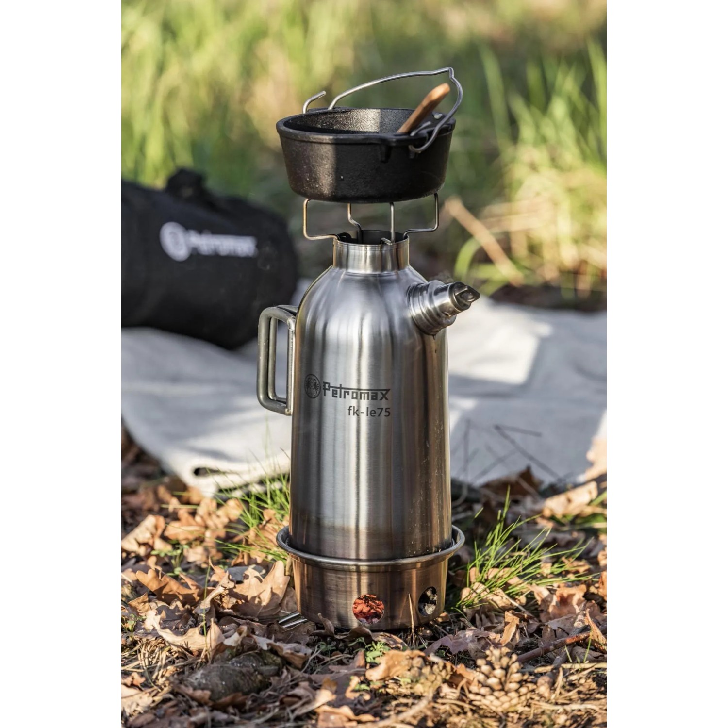 Petromax Feuerkanne Edelstahl 0,75 l mit Topf und Kochaufsatz im Outdoor-Einsatz.