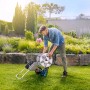 Gardena CleverRoll M Metall Schlauchwagen mit Mann im Garten. Robuste Metalltrommel für bis zu 60m Schlauch.