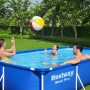Blauer Bestway Frame Pool Steel Pro mit Familie und Wasserball im Garten.