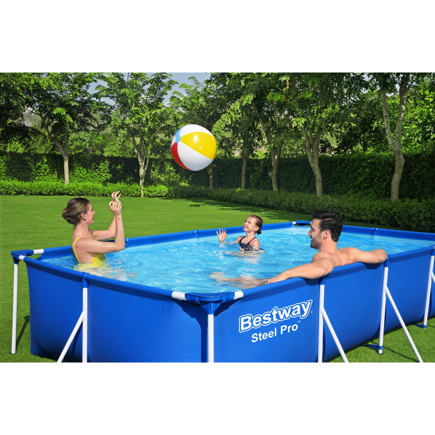 Blauer Bestway Frame Pool Steel Pro mit Familie und Wasserball im Garten.