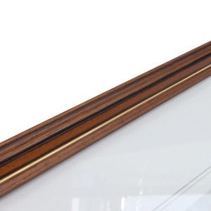 Detailaufnahme: Brauner Bilderrahmen aus Massivholz (40x50 cm) im Antik-Stil mit Goldkante.