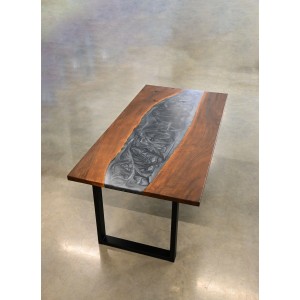 Tisch mit Epoxidharz-Flussbett, hergestellt mit Brilliant Shine Epoxidharz A+B 0,75 l.