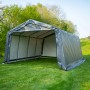 Graue ShelterLogic Garage-in-a-Box (18,13 m²) auf Rasenfläche. Ideal als Fertiggarage oder Unterstand.