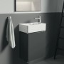 Ideal Standard IOM Cube Handtuchhaken in Chrom an grauer Wand mit Waschbecken und Handtuch.