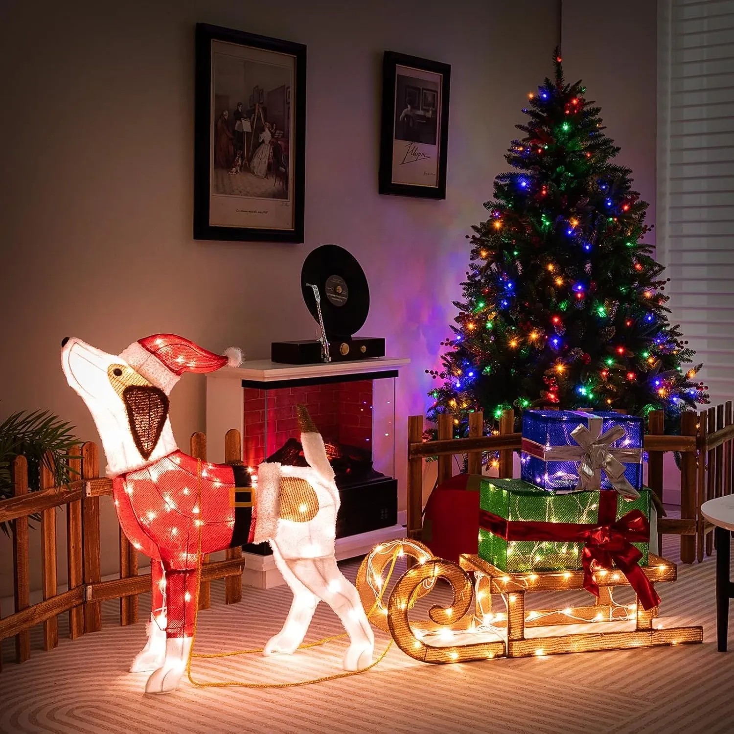 Beleuchteter Deko-Hund mit Schlitten und Geschenken als festliche Weihnachtsdekoration.