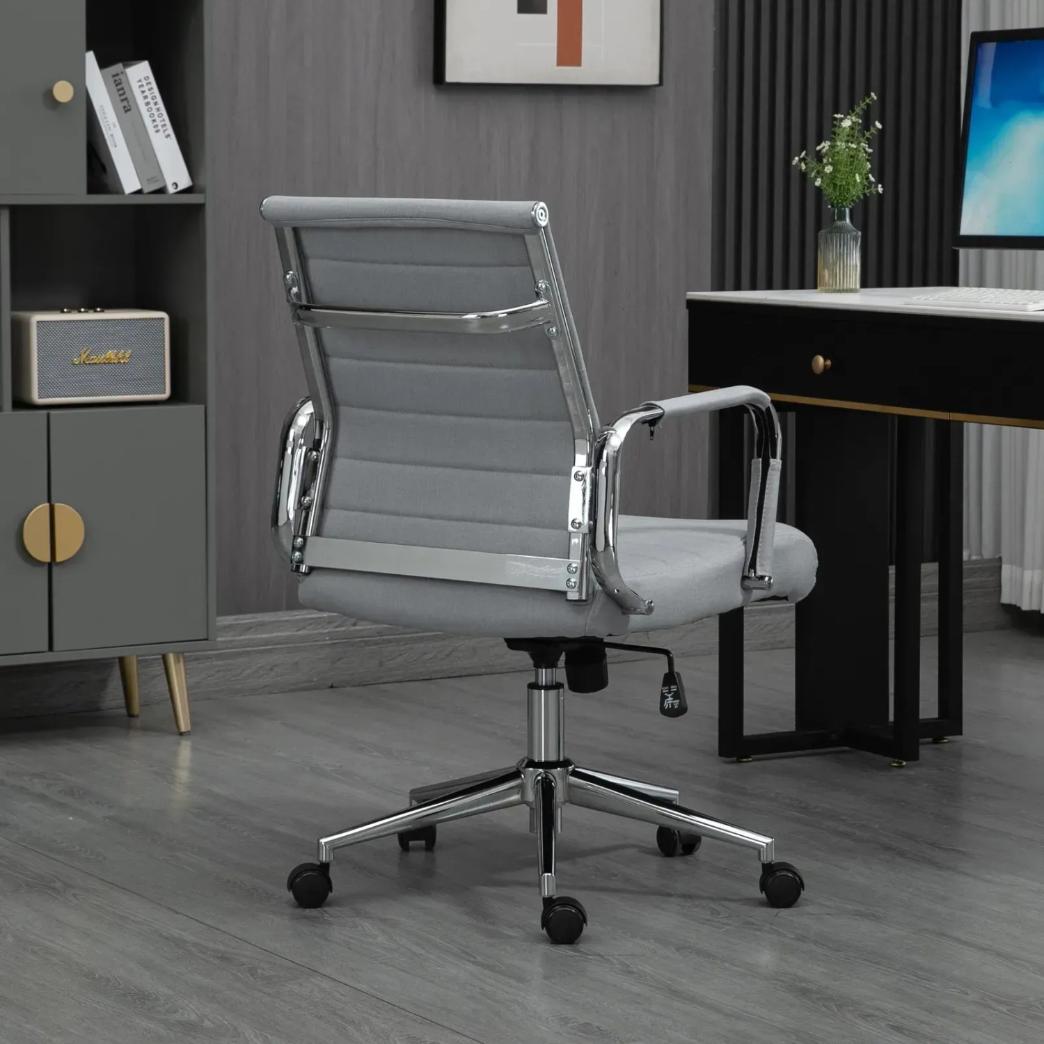 Hellgrauer Svita Bürostuhl Office Comfort mit niedriger Rückenlehne und Chromgestell.