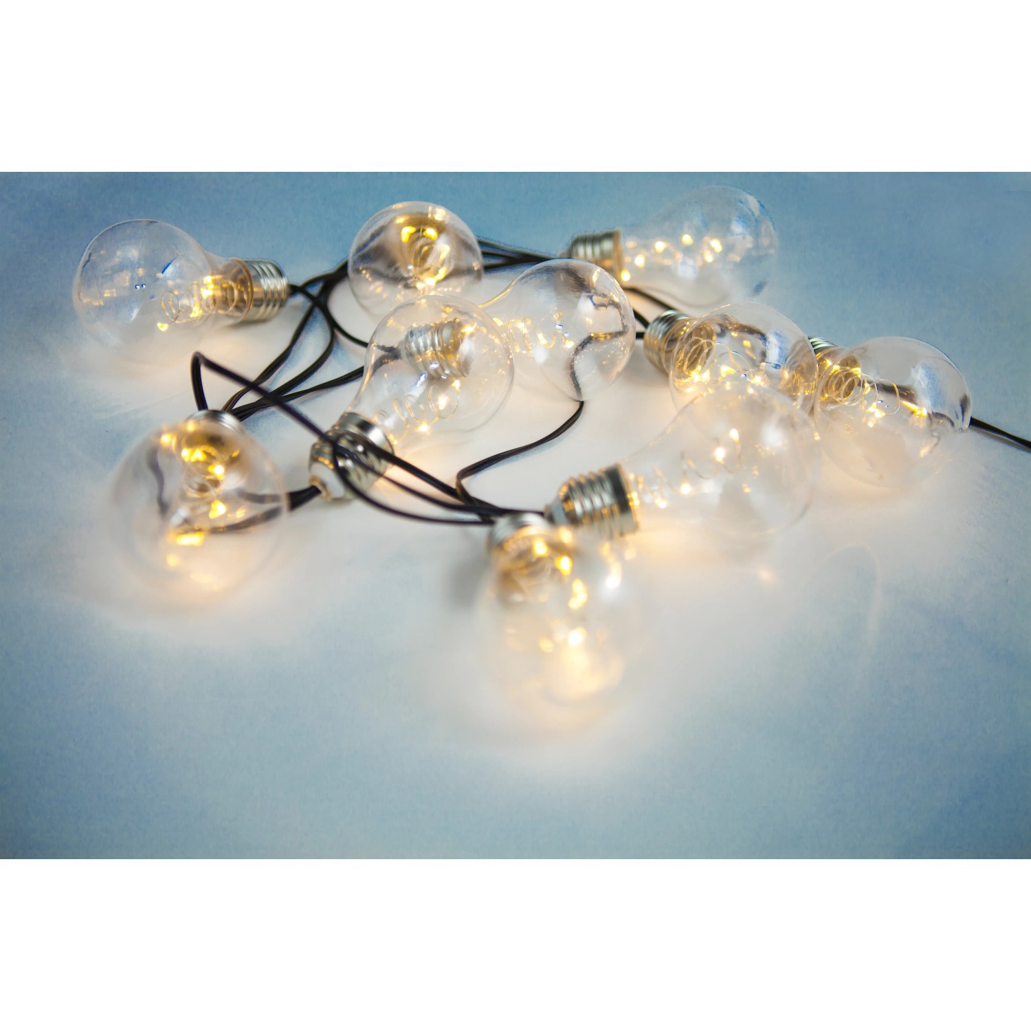 Globo LED-Solarlichterkette mit 10 warmweißen Birnen aus silber-grauem Kunststoff für den Außenbereich.