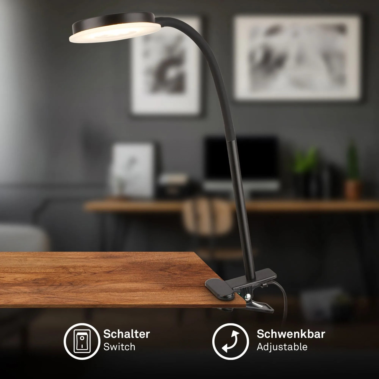 Schwarze Briloner LED-Klemmleuchte PLEGG mit schwenkbarem Kopf und Lichtkante am Tisch befestigt.