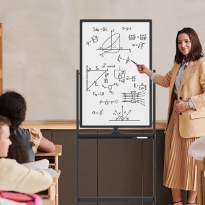 Mobiles, doppelseitiges Costway Whiteboard mit Rollen, 60x100 cm, im Klassenzimmer mit Lehrerin.
