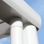 Detailansicht: Weiße Terrassenüberdachung Garda aus Aluminium mit Polycarbonat-Doppelstegplatten.