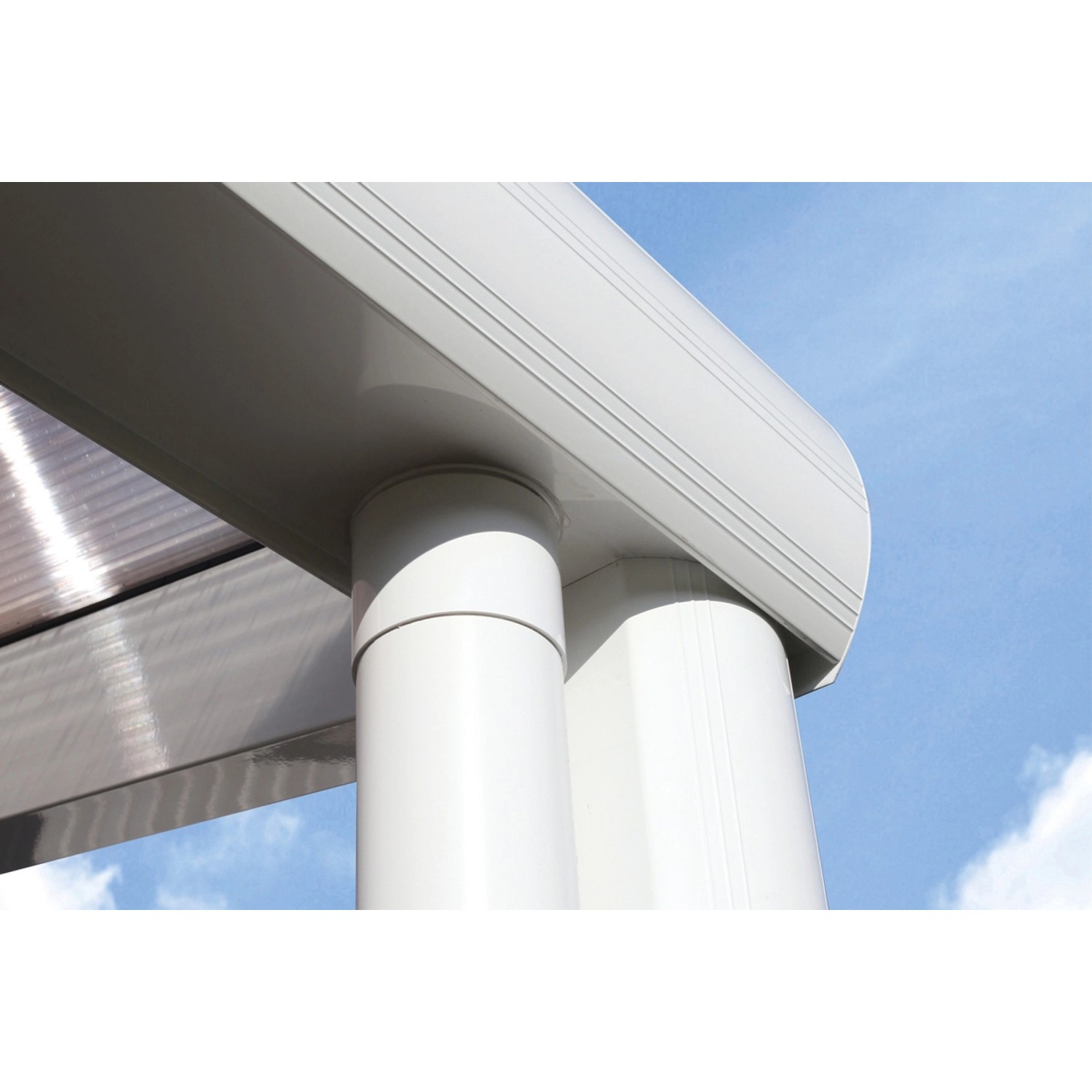 Detailansicht: Weiße Terrassenüberdachung Garda aus Aluminium mit Polycarbonat-Doppelstegplatten.