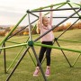 Kind klettert auf Lifetime Klettergerüst Geodome (335 cm) im Garten. Spielanlage für Kinder.