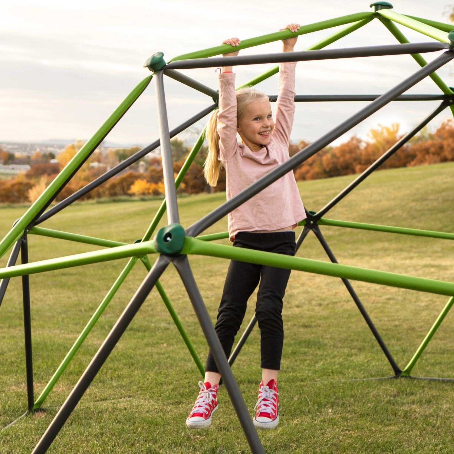 Kind klettert auf Lifetime Klettergerüst Geodome (335 cm) im Garten. Spielanlage für Kinder.