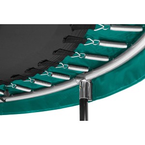 Detailaufnahme: Grüne Randabdeckung, Federn und Sprungtuch des Salta Trampolin Comfort Edition.