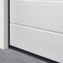 Detailansicht: Reinweißes IsoMatic Garagentor mit Antrieb und Woodgrain-Oberfläche.