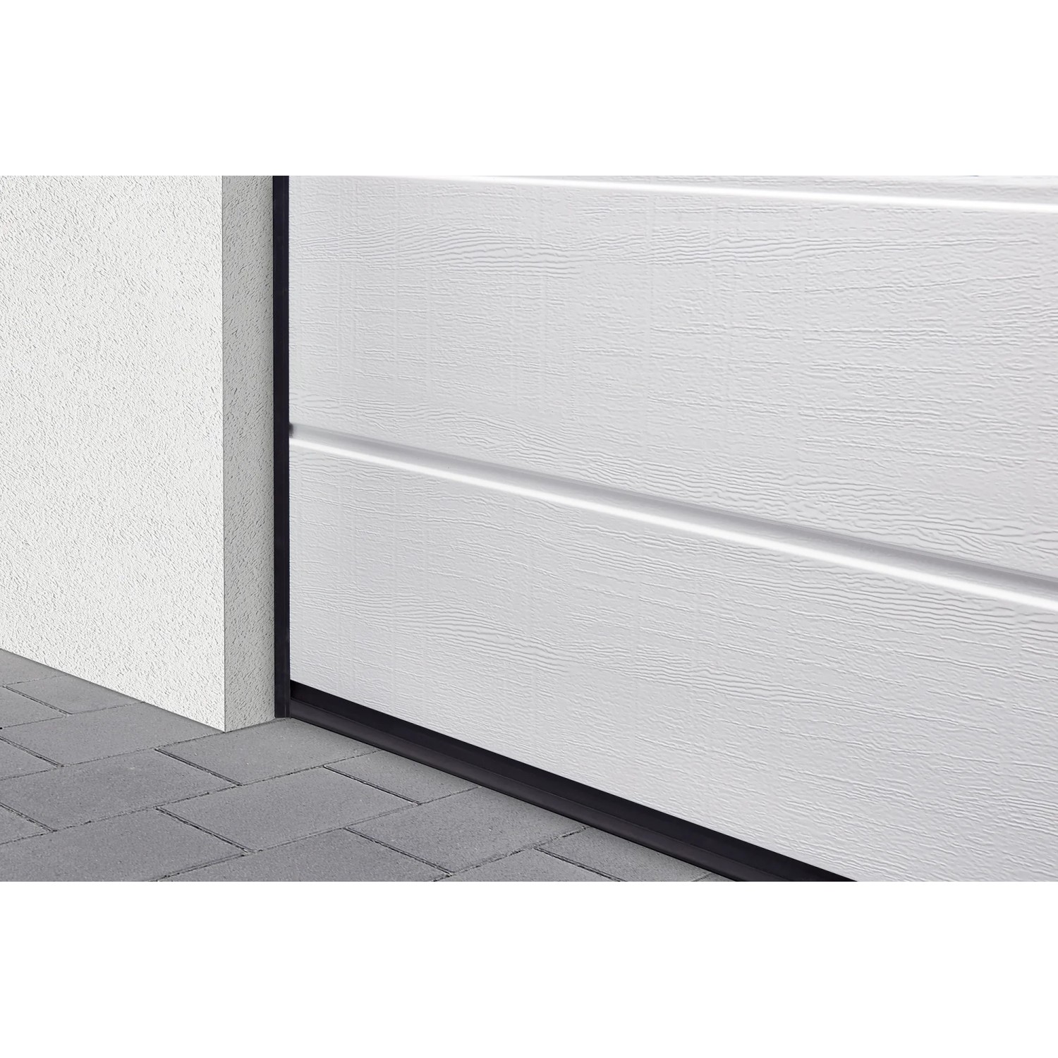 Detailansicht: Reinweißes IsoMatic Garagentor mit Antrieb und Woodgrain-Oberfläche.