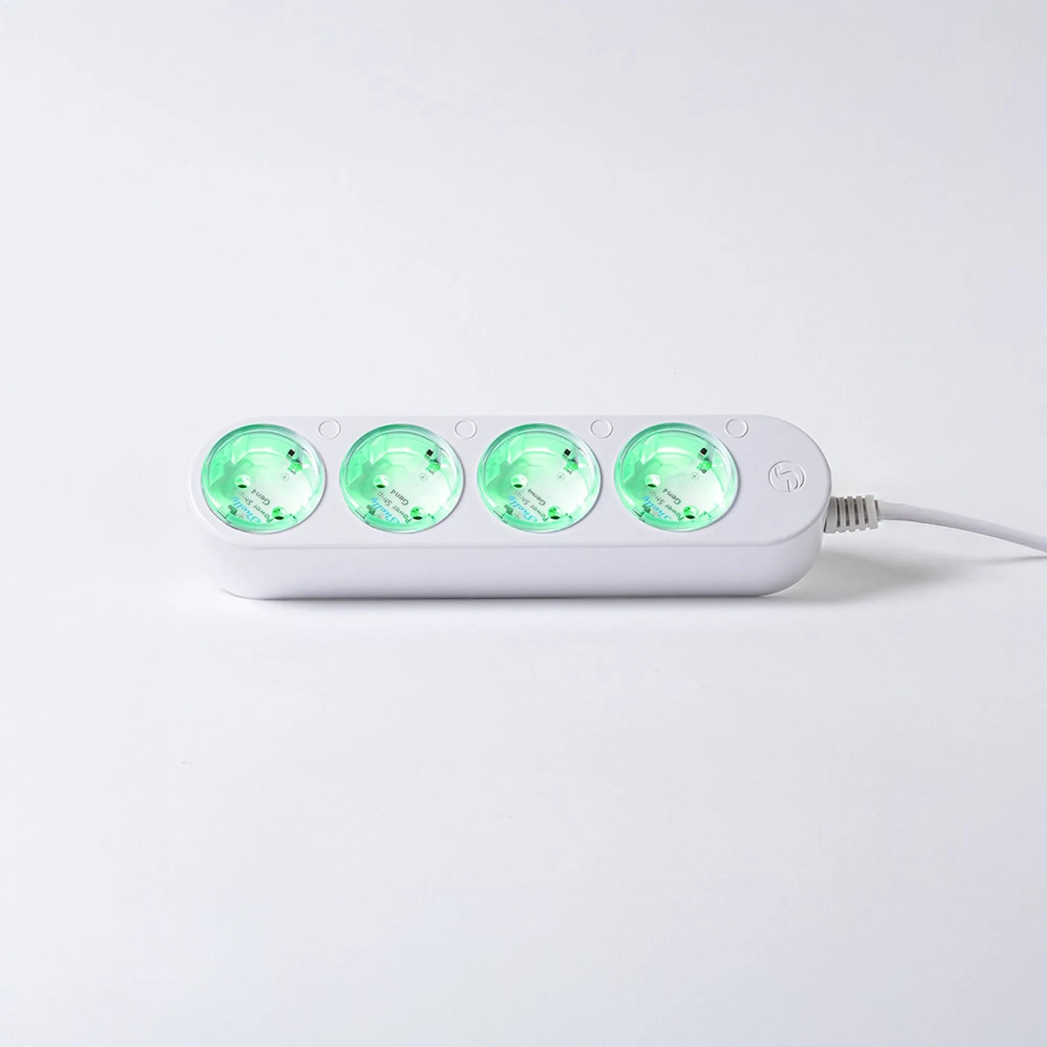 Weiße Shelly Power Strip 4 Gen 4 Steckdosenleiste mit vier Steckdosen und grüner LED Anzeige.