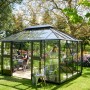 Juliana Gewächshaus Grand Oase 13 Anthrazit, 13 m², mit Personen im Garten.