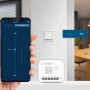 Hand steuert Bosch Smart Home Rollladen- & Lichtsteuerung per App. Weißes Modul, Schalter im modernen Wohnraum.