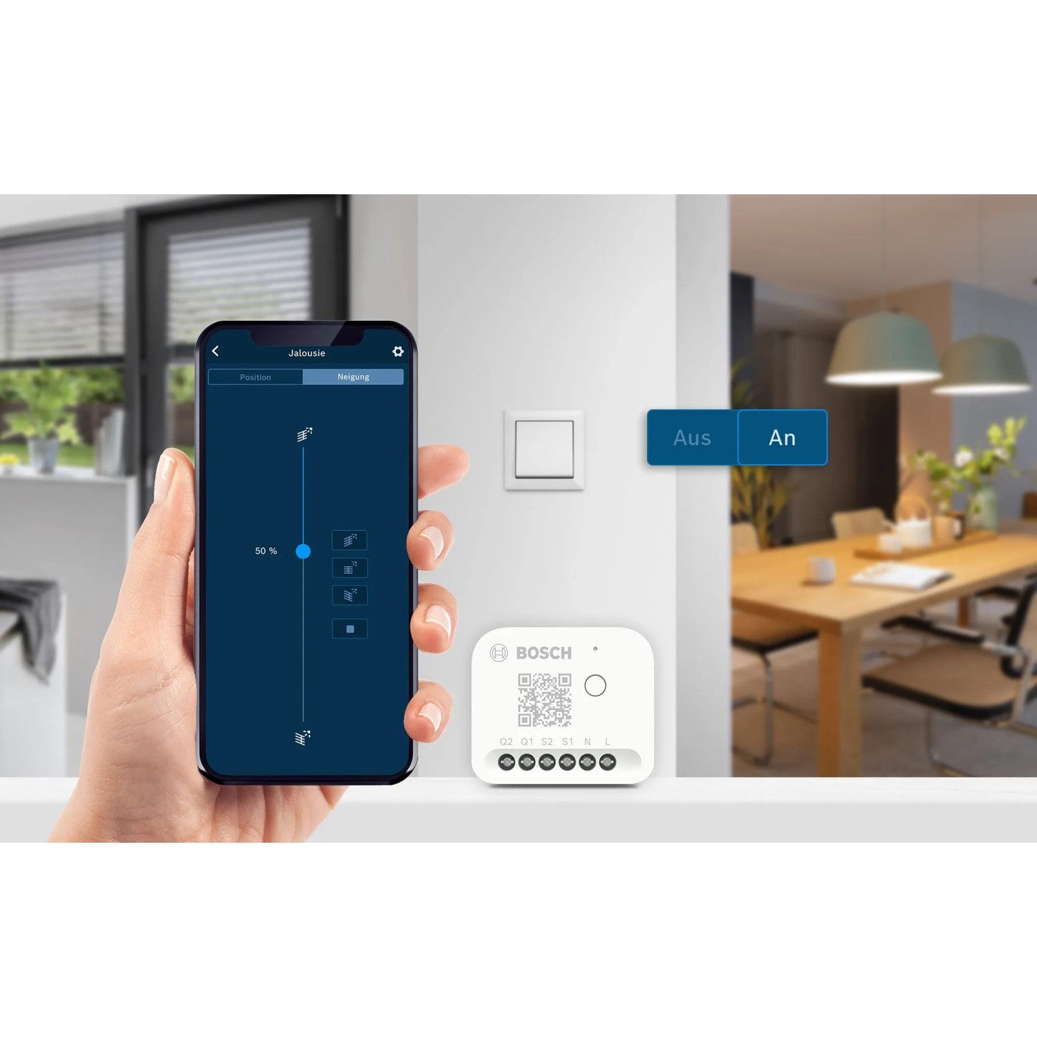 Hand steuert Bosch Smart Home Rollladen- & Lichtsteuerung per App. Weißes Modul, Schalter im modernen Wohnraum.