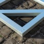 Bodenrahmen für Globel Metall-Gerätehaus 8x6 aus verzinktem Stahl, Detailansicht.
